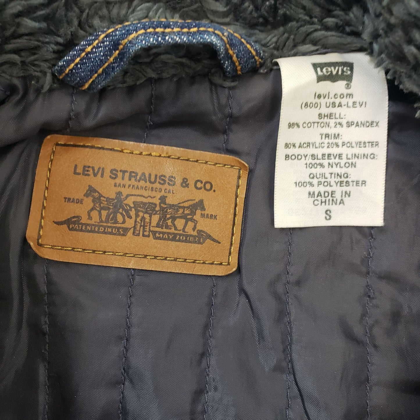 Levi's Quilted Lined Faux Fur Collar Denim Jacket Size Small