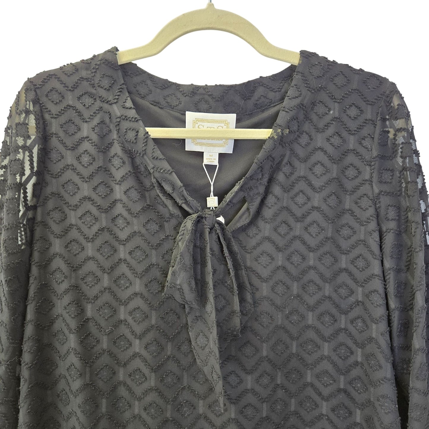 NWT STS Sail to Sable Textured Diamond Pattern Tie Neck Blouse Size Medium
