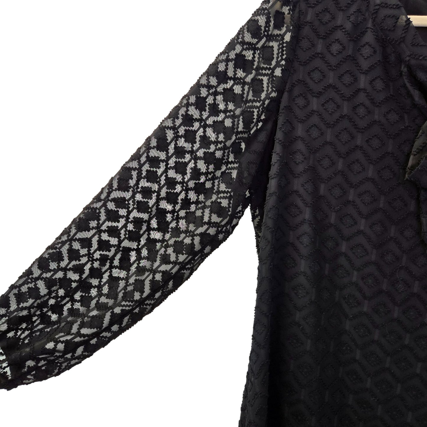NWT STS Sail to Sable Textured Diamond Pattern Tie Neck Blouse Size Medium