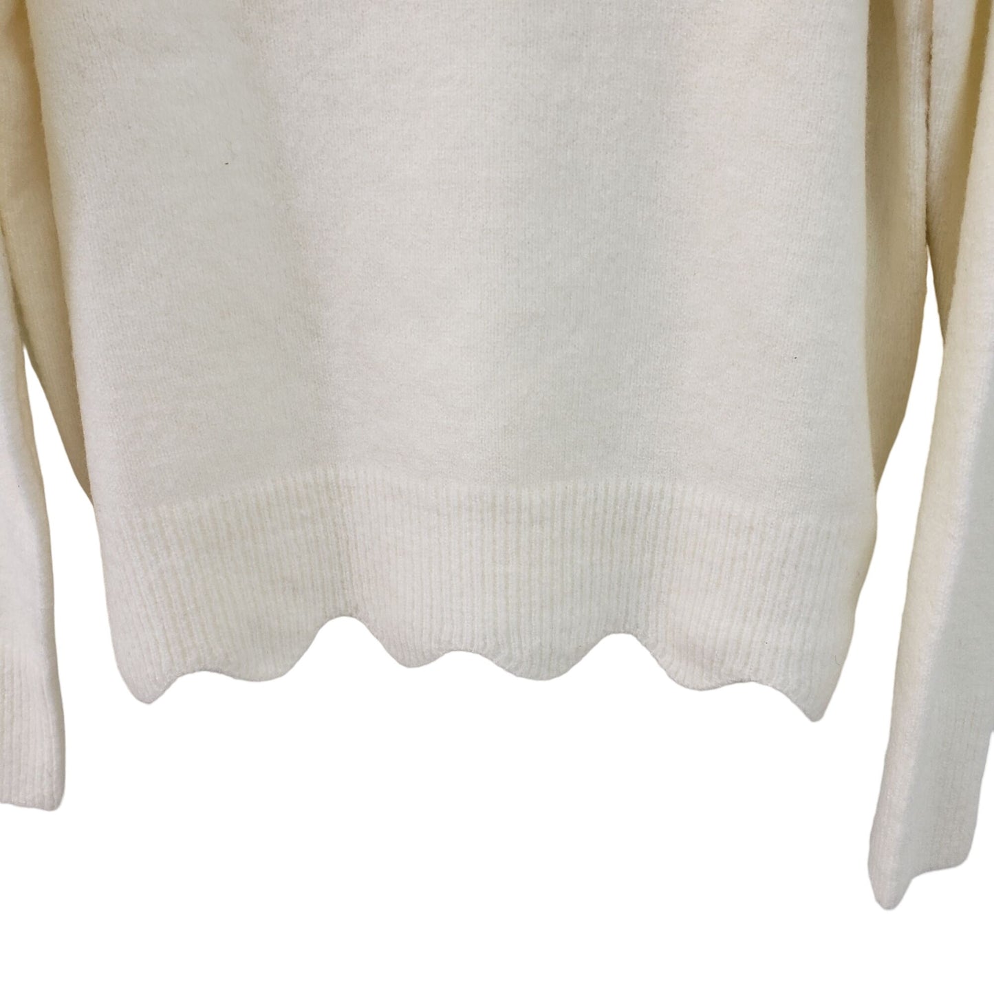 NWT ee:some Scalloped Hem V-Neck Sweater Size M/L