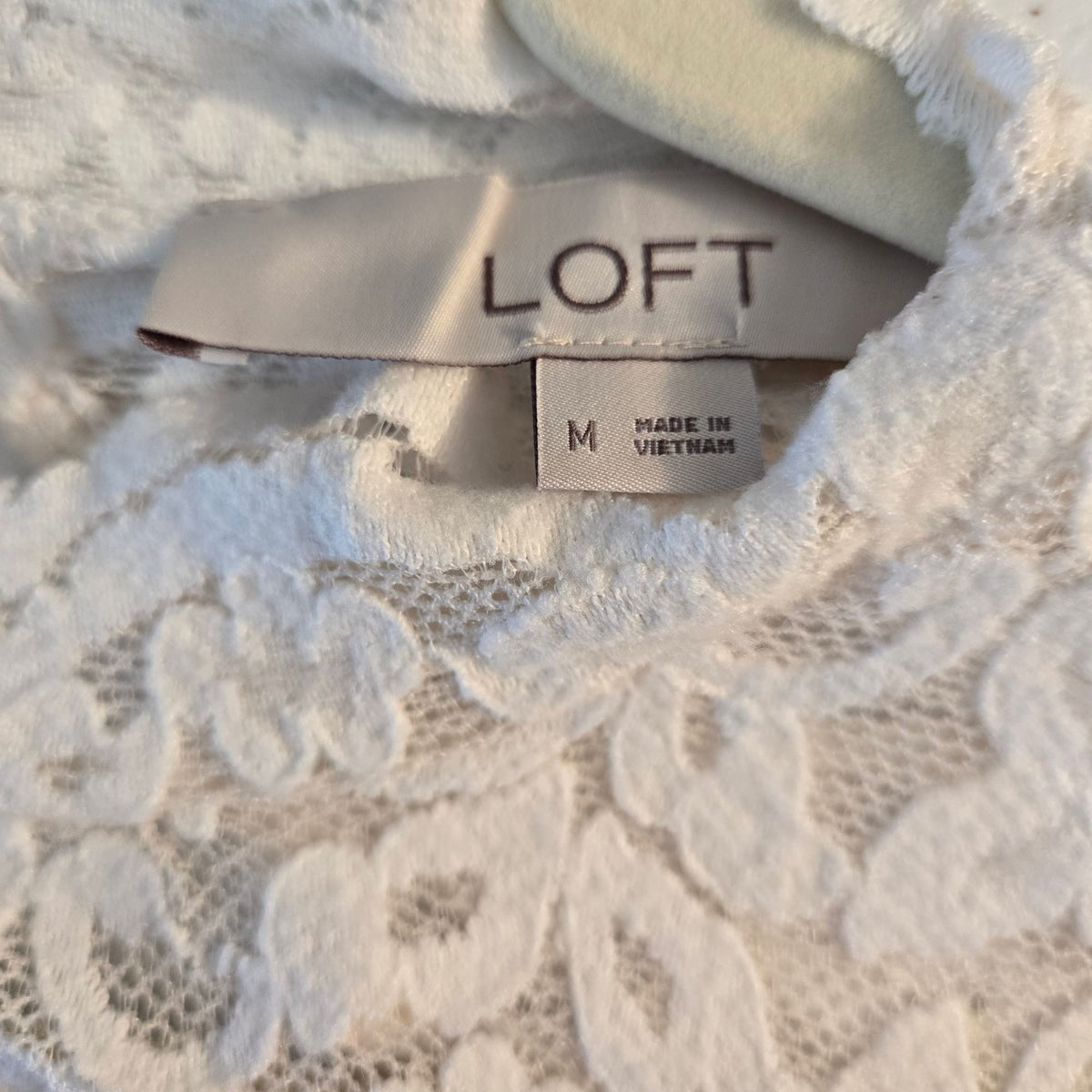 NWOT Loft Brushed Lace Mock Neck Puff Sleeve Top Size Medium