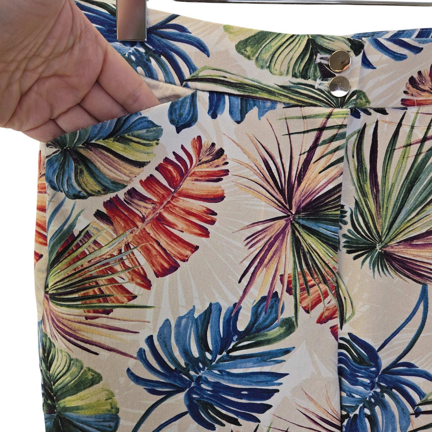 Chico's Tropical Print Capri Pants Size Chico's 0.5/Size 6