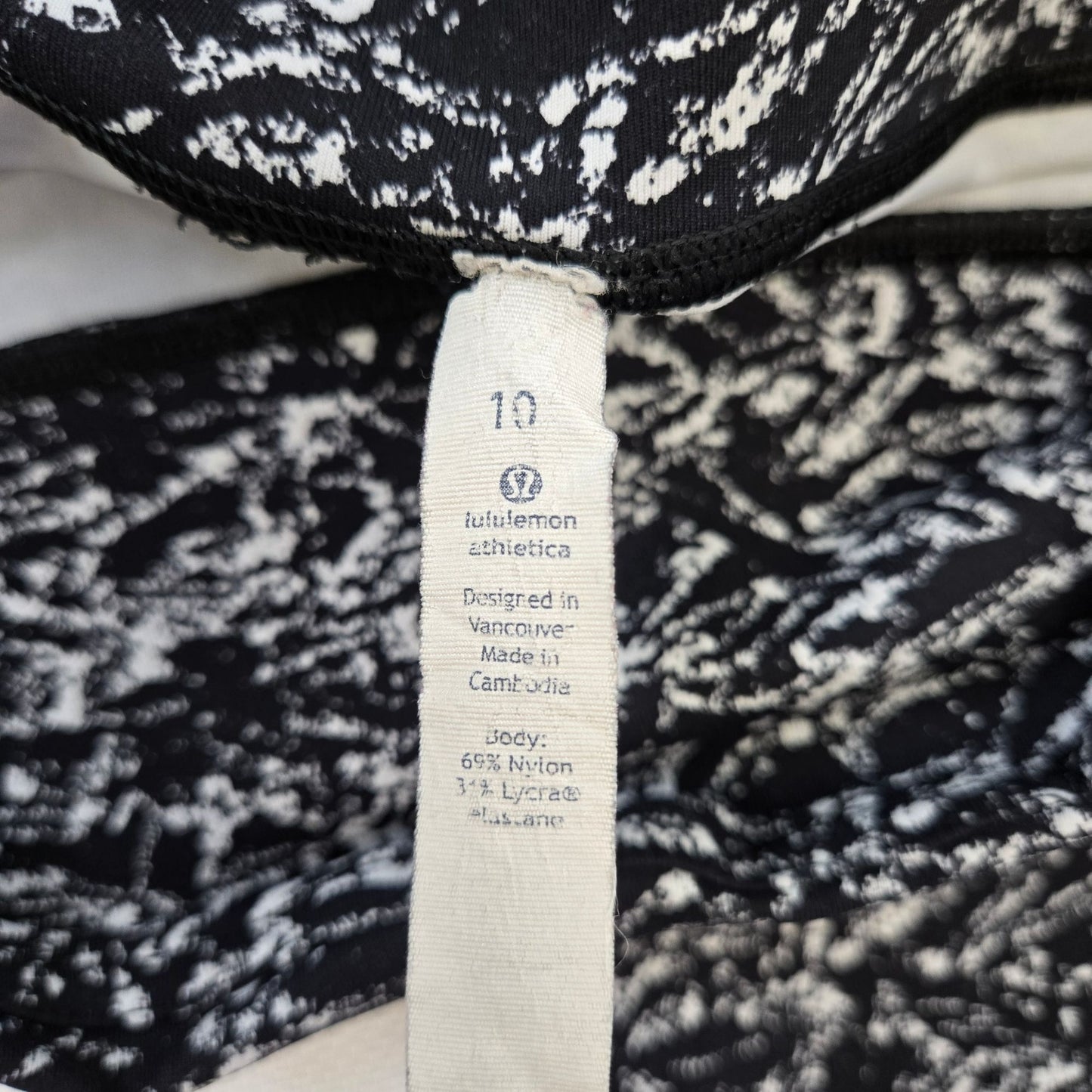 Lululemon Wunder Under in Iced Wave White/Black Leggings Size 10