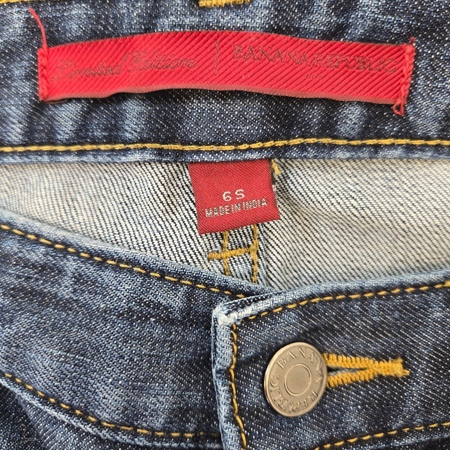 Banana Republic Low Rise Straight Leg Slightly Distressed Jeans Size 6 Short