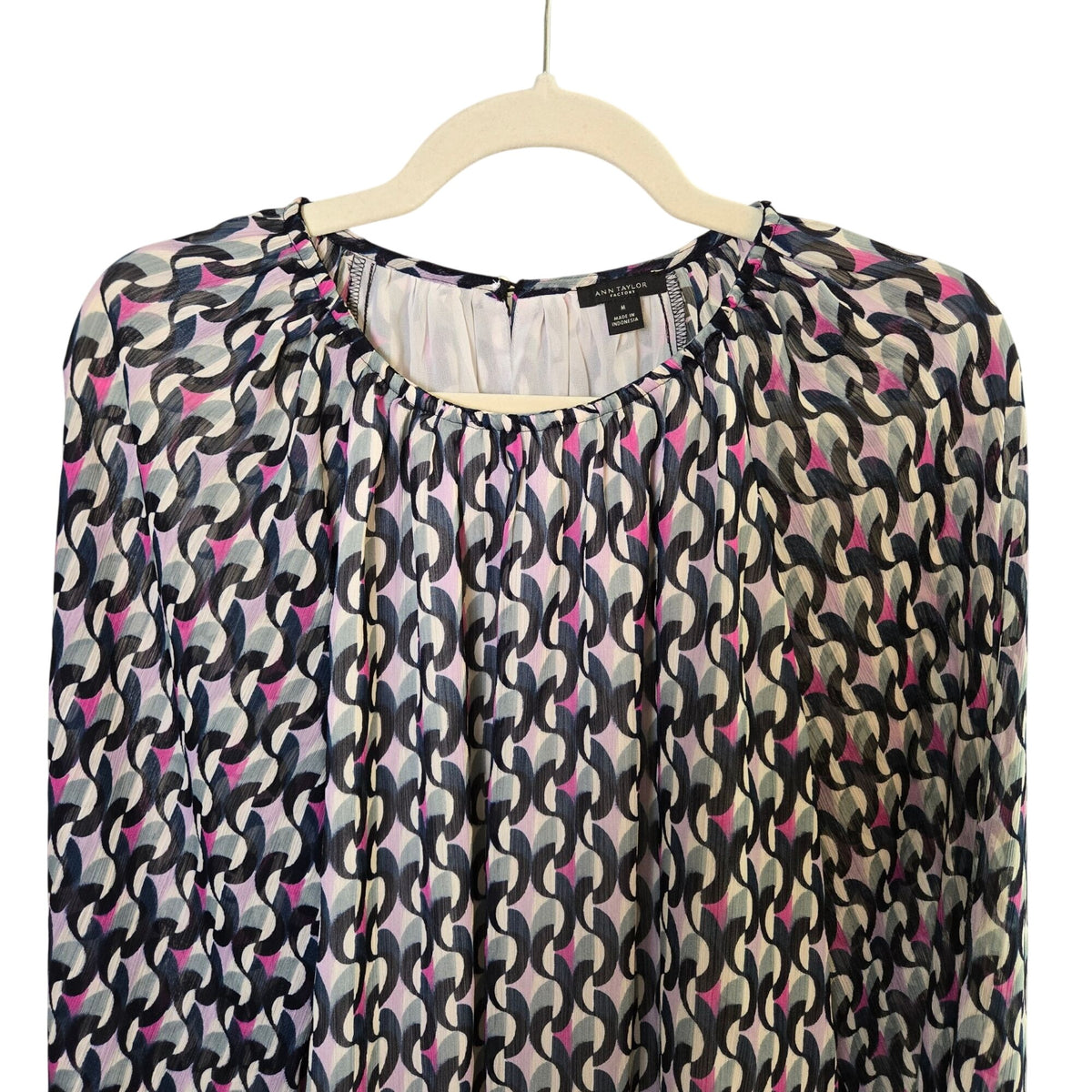NWOT Ann Taylor Factory Graphic Print Crinkle Blouse Size Medium